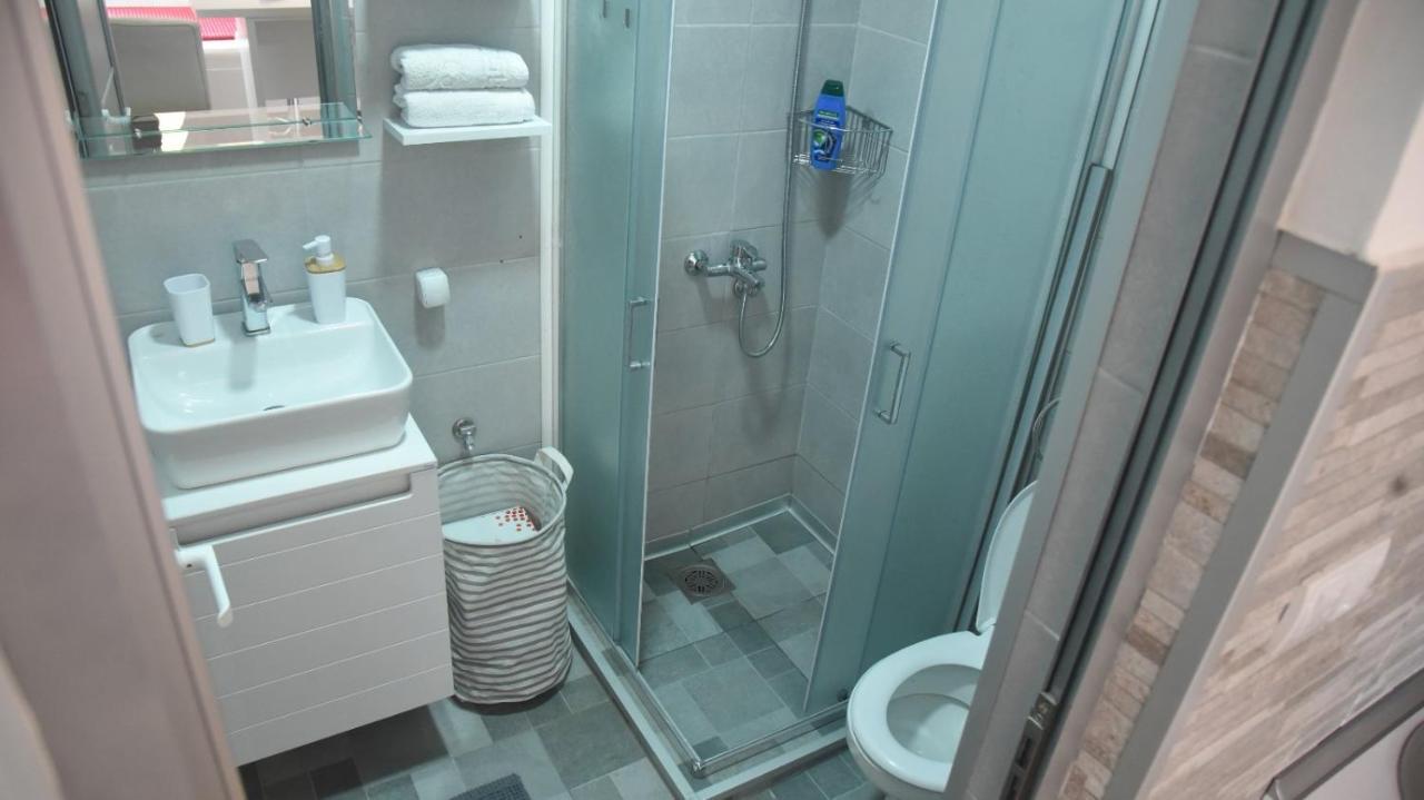 Dekart 2 Apartment Ni Buitenkant foto